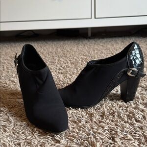 Donald J. Pliner Black Shootie Pump